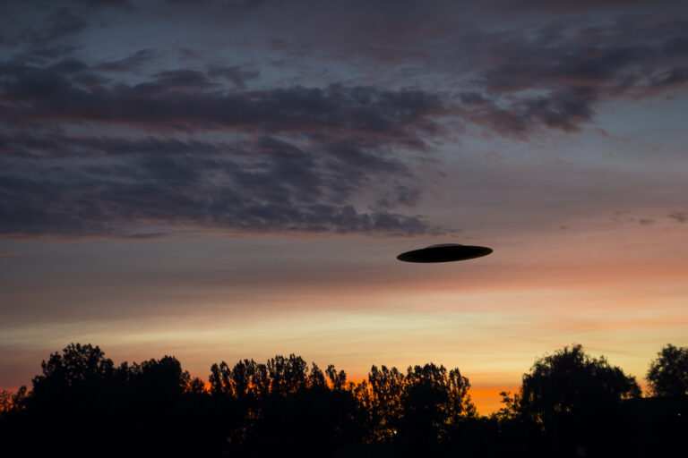 Video/Pic: UFO spotted over NY airport: Report