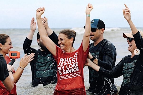 ANOTHER mega baptism: Church dunks 1600+ new believers on beach