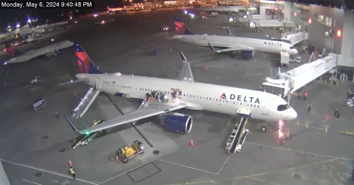Delta flight catches on fire after landing in Seattle – panicked passengers deploy emergency slides