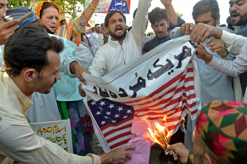 Pakistani Mob Drags Tourist From Police Station, Lynch Him For ‘Blasphemy’